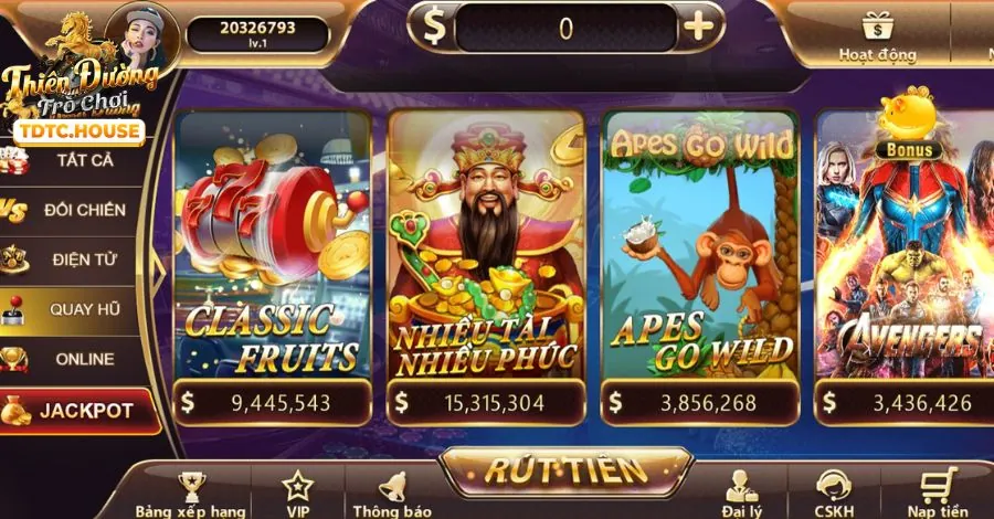Người chơi đang trải nghiệm sòng bạc trực tuyến lucky 8 game trên điện thoại di động